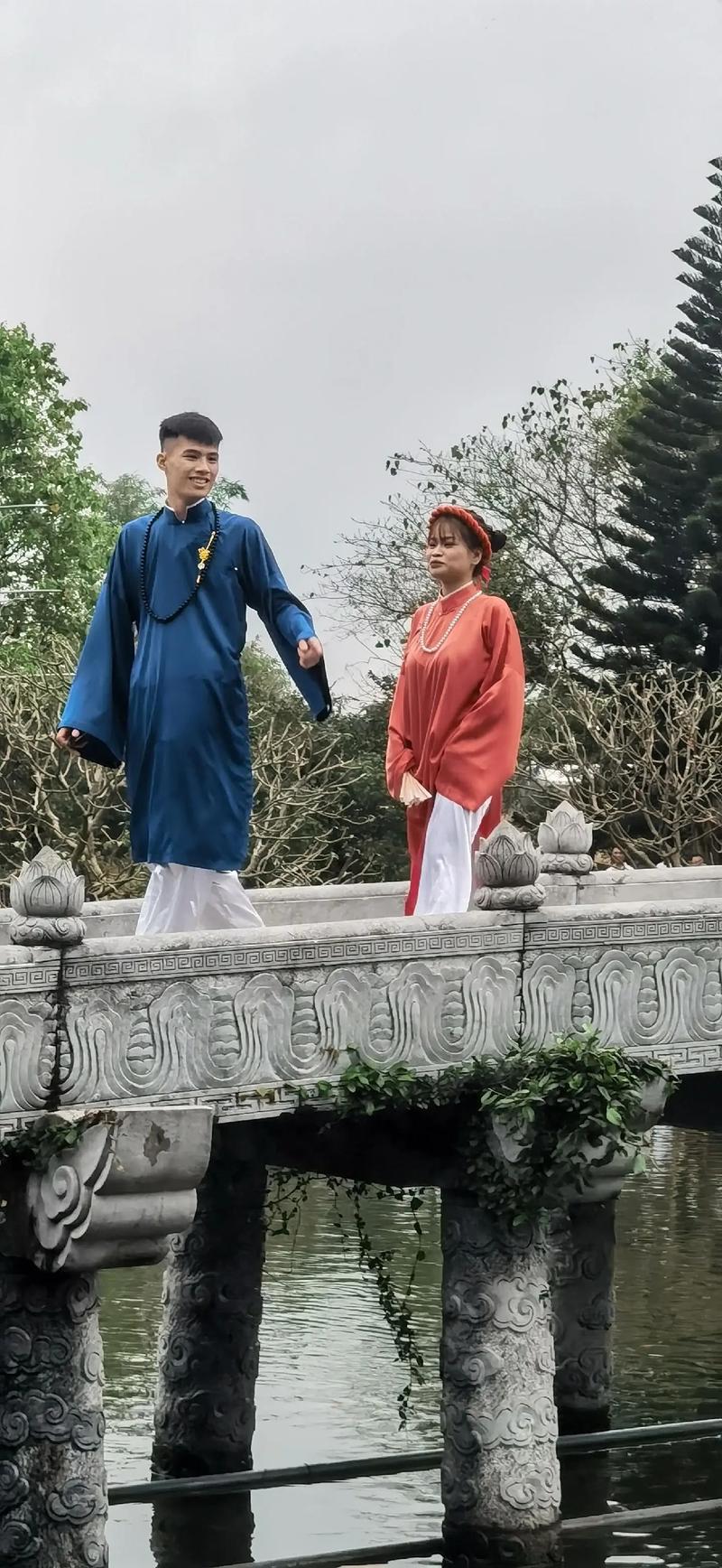 越南传统服饰之美,简单,大方,得体!#异国 - 抖音